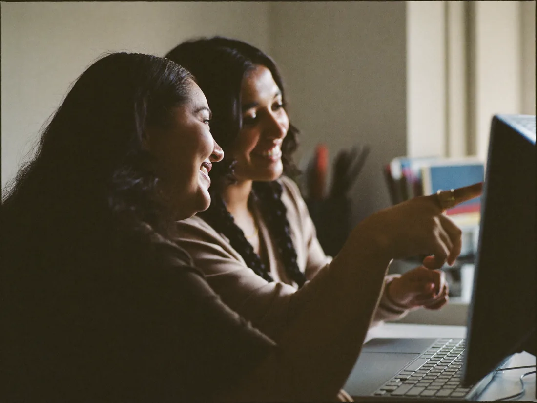 Dos mujeres revisan información en un computador