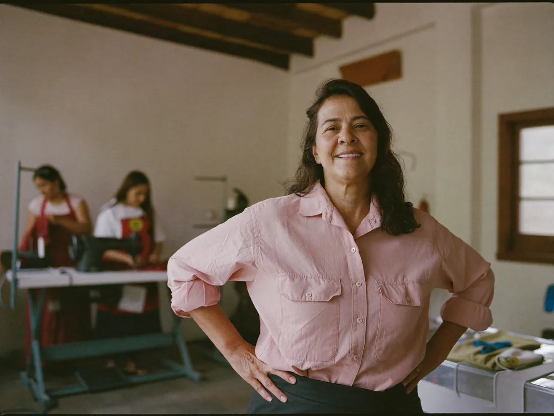 Dueña de un taller con su equipo trabajando al fondo