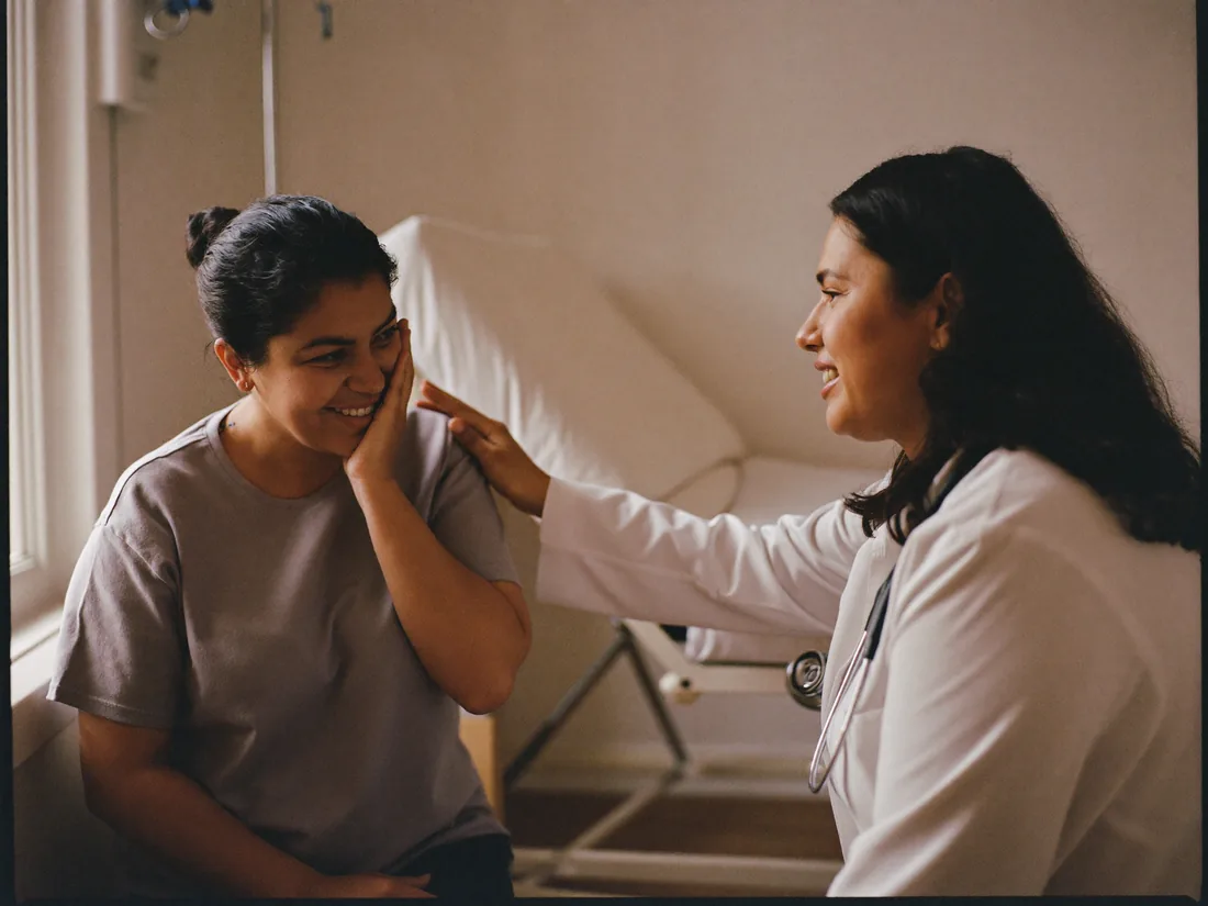 Una médica atiende a una paciente en el consultorio