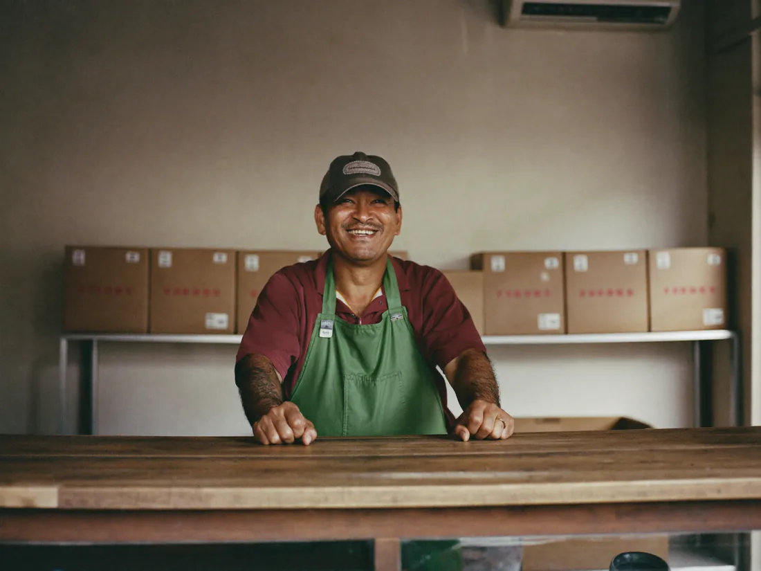 Dueño de un local comercial detrás del mostrador